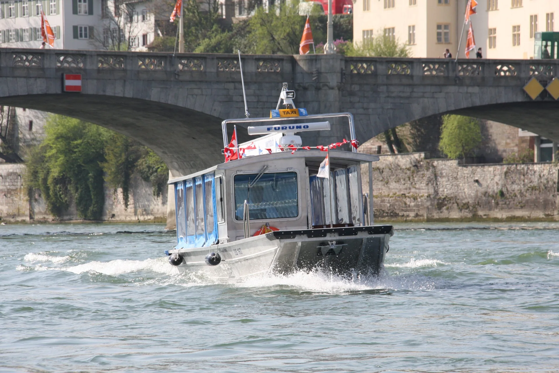 Rhytaxi auf dem Rhein in Basel